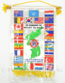 Vaandel In Memory of Revisit to Korea door Korea veteranen - afmeting 28 x 22 cm - origineel