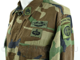 US Army BDU field jacket met insignes - 82nd airborne division - staff sergeant grade 3 rank - woodland - maat small - gedragen - origineel