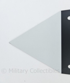 Nederlandse Defensie Teken Kunststof zwart met witte punt pijlbord bord bewegwijzeringsbord  - 60 x 20 cm. - nieuw! maar origineel