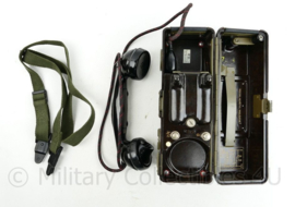 Tsjechische leger TP25 Field Phone veldtelefoon Bakeliet met draagriem - lijkt op WO2 Duits model -17 x 25 x 8,5 cm -  origineel