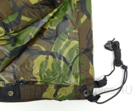 KL Landmacht nieuw model woodland zeil shelter 1 pax noodonderkomen tarp - met stokken en haringen - zo goed als nieuw - afmeting zeil 160 x 243 cm - origineel