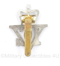 Britse naoorlogse  5th Royal Iniskilling Dragoon Guards cap badge Queens Crown - 4 x 3 cm - origineel