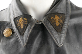 Vintage zwarte lederen Brandweer jas met kraagstukken - maat Medium - gedragen - origineel