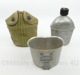 WO2 US Army veldfles set - RVS fles uit 1944, RVS beker uit 1944 en khaki hoes British made - origineel