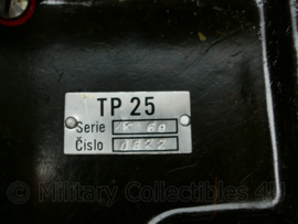 Tsjechische leger TP25 veldtelefoon Bakeliet met draagriem - lijkt op WO2 Duits model -17 x 25,5 x 8,5 cm -  origineel