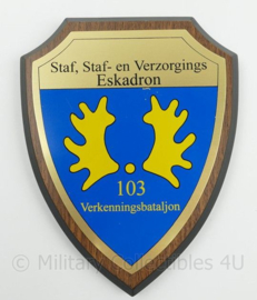 Wandbord Staf, Staf- en Verzorgings Eskadron 103 Verkenningsbataljon - 14½ x 1½ x 18½ cm - origineel