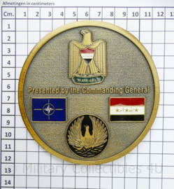 US Commanders challenge coin uitgereikt door General Petraeus NATO mission Iraq - diameter 11½ cm - origineel