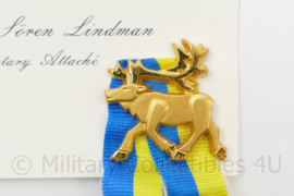 Visitekaartje van de Swedish Embassy Defence attache met speld - origineel