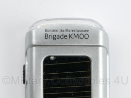 Marechaussee Kmar Brigade KMOO Sleutelhanger zaklamp met zonnecel - 9,5 x 4 cm -