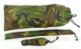 KL Landmacht nieuw model woodland zeil shelter 1 pax noodonderkomen tarp - met stokken en haringen - zo goed als nieuw - afmeting zeil 160 x 243 cm - origineel