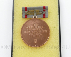 DDR NVA medaille Erbauer der Hauptstadt Berlin für Vorbildliche Leistungen beim Aufbau der Hauptstadt der DDR - origineel