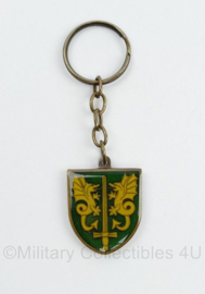 Onbekende sleutelhanger met Militaire Tschako hoofddeksels - 10 x 3,5 cm - origineel