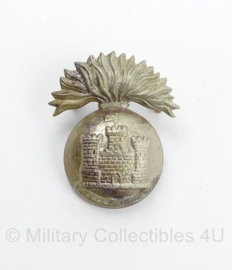 WO2 Britse Royal Inniskilling Fusiliers cap badge - 4 x 3 cm - origineel