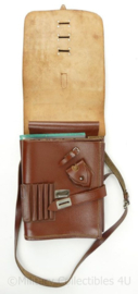 DDR NVA mapcase kaartentas bruin leder met schouderriem- 30 x 20½ x 5 cm - origineel