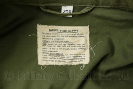 WO2 US Army replica M43 Field jacket met embleem van de 4th Infantry Division - maat 40 R = NL maat 50 (medium) - Replica