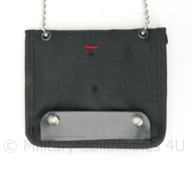 ID houder met halsketting - 12½ x 10½ x 1 cm - licht gebruikt