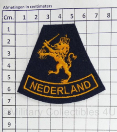 WO2 en naoorlogse Nederlandse mouwleeuw op donkerblauw NEDERLAND - 6,5 x 7,5 cm
