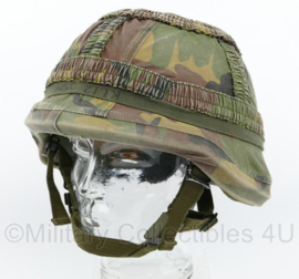 Defensie M92 M95 helm composiet helm met Woodland camo overtrek en elastiek 03-2019 - gedragen - maat Medium - origineel