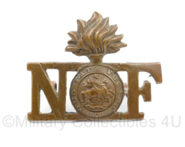 WO2 Britse cap badge Northumberland Fusiliers - 4,5 x 3,5 cm -  origineel