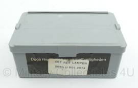 Defensie voertuig ijskrabber en reservelampen set - 15 x 6 x 29 cm origineel