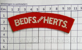 Britse leger Bedfs. and Herts. Bedfordshire and Hertfordshire Regiment shoulder titles PAAR - 10,5 x 3 cm - origineel