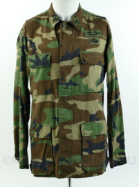 US Army BDU field jacket met insignes - 82nd airborne division - staff sergeant grade 3 rank - woodland - maat small - gedragen - origineel