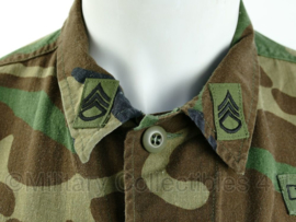 US Army BDU field jacket met insignes - 82nd airborne division - staff sergeant grade 3 rank - woodland - maat small - gedragen - origineel