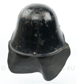Nederlandse voor 1940 overgeschilderde M27 helm doorgebruikt door de BB  -  origineel