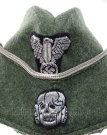 Duits replica Feldgrau Waffen SS officiers schuitje MET zilveren bies en insignes - 55 of 56 cm. (vallen ruim)