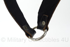 Zwart lederen schouder draagstel met metalen oog  -  140 cm  -  zwart  -  origineel