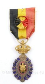 Gouden Belgische Arbeidersmedaille insigne medaille Dus decoration du Travail de 1e Classe habilete Moralite - 10 x 3,5 cm - origineel