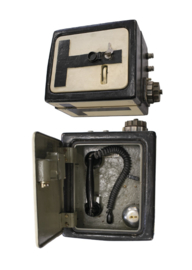 Leger bunkertelefoon in stalen wandkast - 45 x 33 x 29 cm - origineel
