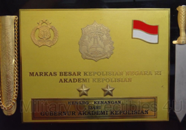 Indonesische Politie Academie bord met dolk  en insignes ZELDZAAM - 21,5 x 16 cm - origineel