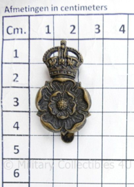 WO2 Britse cap badge Queens Own Yorkshire Dragoons - 2,5 x 2,5 cm - origineel