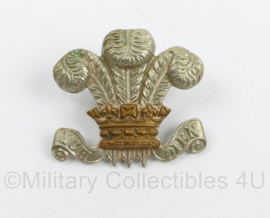 Britse WO2 cap badge The Welsh Regiment - 4 x 3,5 cm - origineel