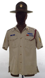 US Army instructor uniform set - met fatique shirt 1956 -cut edge rangen - combat infantry badge en medailles  - maat Medium - origineel
