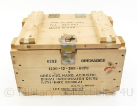 Koninklijke Marine houten kist met lege houders voor acoustic underwater grenade - kist 23 x 27 x 36,5 cm - origineel