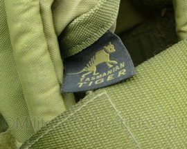 TT Tasmanian Tiger TT Chest Rig MK II M4 - Olive Drab met 4 mag pouches, Utility pouch en Dump Pouch - gedragen - origineel