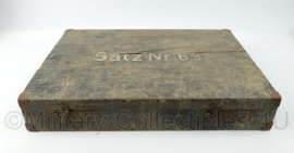 WO2 Duitse Satz Nr. 63 houten kist met beslag  - 50 x 34 x 9 cm - origineel