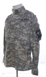 US Army ACU camo jas - "Bray" -  met insignes "leadership excellence" -  Medium short - Origineel