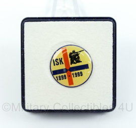 ISK 1899-1999 Speld in doosje 100 jarig jubileum Internationaal Schietkamp Harskamp - diameter 1,88 cm - origineel