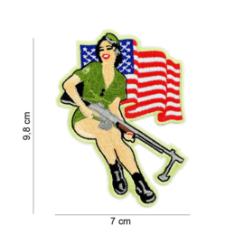 Embleem stof WW2 pinup Girl with BAR Rifle - 9,8 x 7 cm.