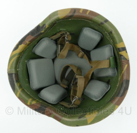 KL Nederlandse leger Special Forces ballistische helm met rigger modified padded liner en woodland overtrek - fabrikant SPE - maat Medium - gebruikt - origineel