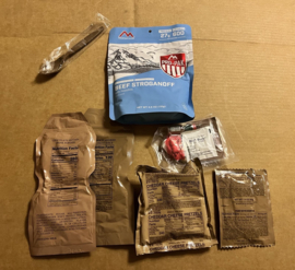 1 doos met US Army MCW MRE Cold Weather  - Meal Cold Weather  - maaltijd houdbaar tot 2053! - Inspect Date 2-2027