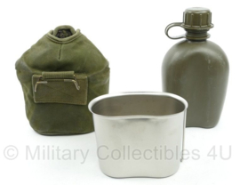 KL Veldfles (US Army model) met RVS beker - oud model met GROENE webbing hoes - origineel