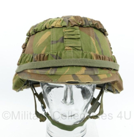 Defensie composiet helm met Woodland camo overtrek en elastiek - gedragen - maat Medium - origineel