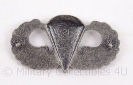 US Army parawing op originele backing - nieuw in verpakking - naoorlogs - indentiek aan WO2 model - afmeting 6 x 9 cm - origineel