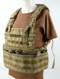 Warrior Assault Systems MOLLE chestrig Coyote - gedragen - origineel