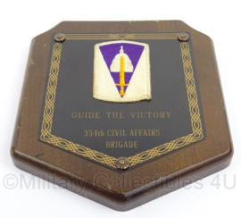 US Army wandbord met embleem 354th Civil Affairs Brigade MET embleem - afmeting 17,5 x 20 cm - origineel