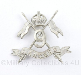 WO2  Britse cap badge 9th Queens Royal Lancers - Kings Crown - 5 x 4,5  cm - origineel